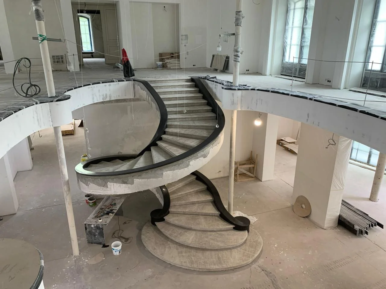 Винтовая лестница из травертина в холле