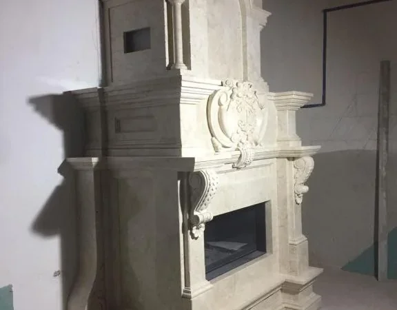 Классический камин с резьбой из мрамора