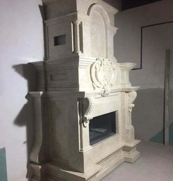 Классический камин с резьбой из мрамора