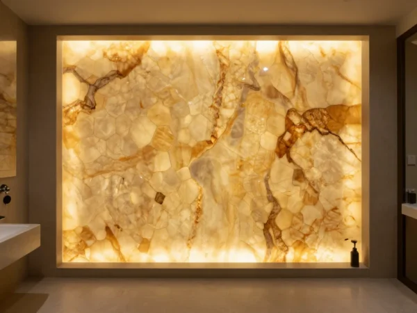 Стеновая панель из Honey Onyx в ванной
