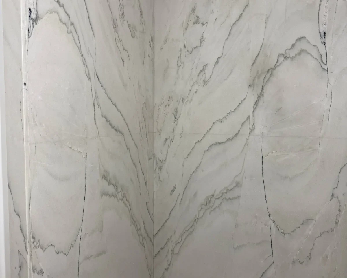 Облицовка ванной из Bianco Carrara